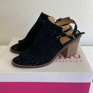 Chinese Laundry Black & Tan Peekaboo Toe Suede Heels Size 8.5